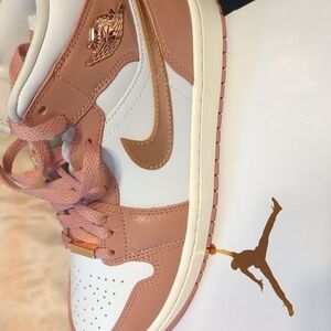 Nike Air Jordan 1 Mid SE Red Stardust